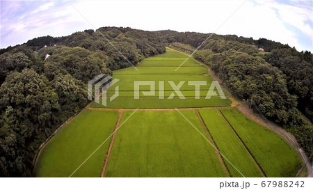 茨城県鉾田市の臨海鹿島鉄道の線路が見える北浦湖畔駅近くの田んぼの見える風景 67988242