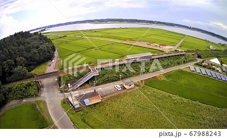 茨城県鉾田市の北浦湖畔にある田んぼと鹿島臨海鉄道の北浦湖畔駅の観える風景 67988243