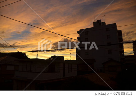 夕暮れの住宅街 夕暮れの住宅街 67988813
