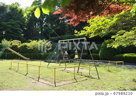 コロナ感染拡大予防対策で封じられた遊具 コロナ感染拡大予防対策で封じられた遊具 67989210