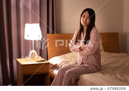 眠れない女性 眠れない女性 67989269