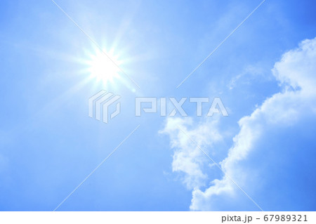 太陽から伸びる光芒 左寄り 太陽から伸びる光芒 左寄り 67989321