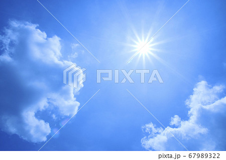 太陽から伸びる光芒 右寄り雲ふたつ 太陽から伸びる光芒 右寄り雲ふたつ 67989322