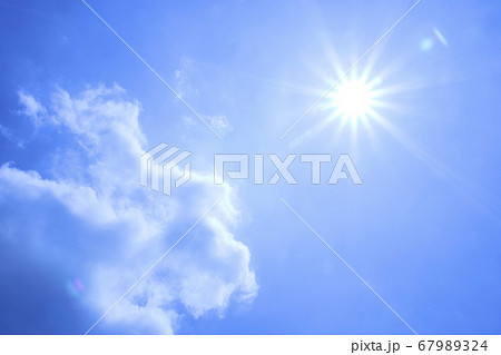 太陽から伸びる光芒 右寄り雲ひとつ 太陽から伸びる光芒 右寄り雲ひとつ 67989324