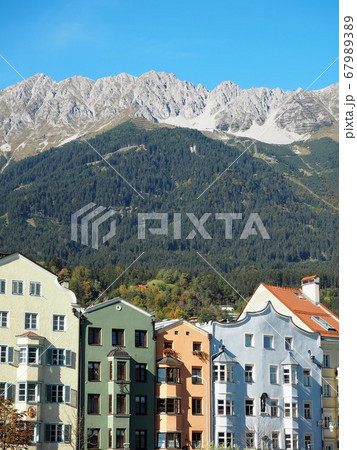 インスブルックの山と街並み 67989389