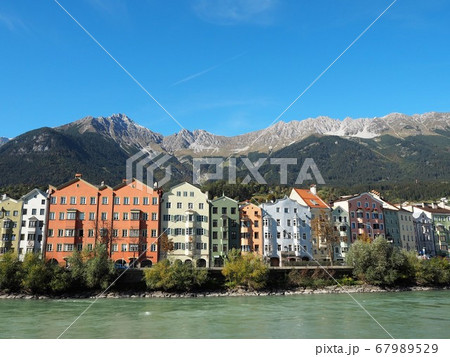 インスブルックの山と街並み インスブルックの山と街並み 67989529