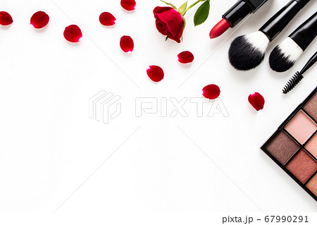 コスメ 赤いバラと化粧品 白背景の写真素材