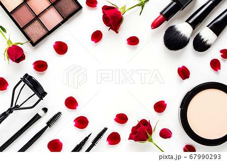 コスメ　赤いバラと化粧品　白背景 67990293