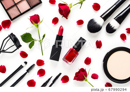 コスメ　赤いバラと化粧品　白背景 67990294
