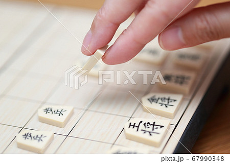 将棋の対局をする女性の指 67990348