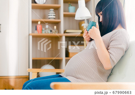 水分補給する妊婦 様々な飲み物 コピースペース 水分補給する妊婦 様々な飲み物 コピースペース 67990663