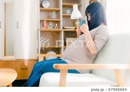 水分補給する妊婦 様々な飲み物 コピースペース 水分補給する妊婦 様々な飲み物 コピースペース 67990664