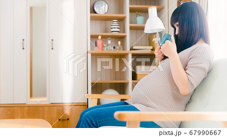 マグカップ 飲む妊婦 様々な飲み物 コピースペース 16:9 マグカップ 飲む妊婦 様々な飲み物 コピースペース 16:9 67990667