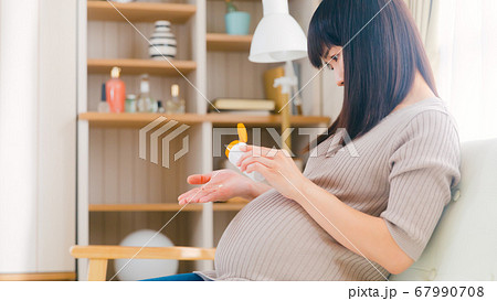 サプリメントを摂取する妊婦 コピースペース 16:9 サプリメントを摂取する妊婦 コピースペース 16:9 67990708