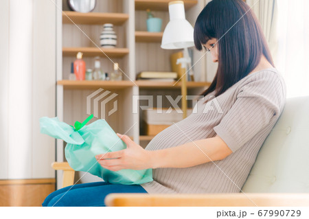 プレゼントを持つ妊婦 贈る 受け取る 妊娠祝い お返し コピースペース プレゼントを持つ妊婦 贈る 受け取る 妊娠祝い お返し コピースペース 67990729