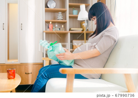 プレゼントを持つ妊婦 贈る 受け取る 妊娠祝い お返し コピースペース  プレゼントを持つ妊婦 贈る 受け取る 妊娠祝い お返し コピースペース  67990736