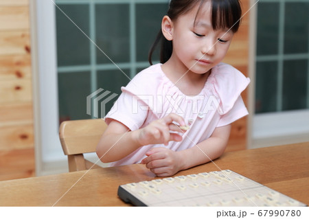 将棋の対局をする女の子 67990780