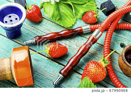 Shisha with strawberries 67990968