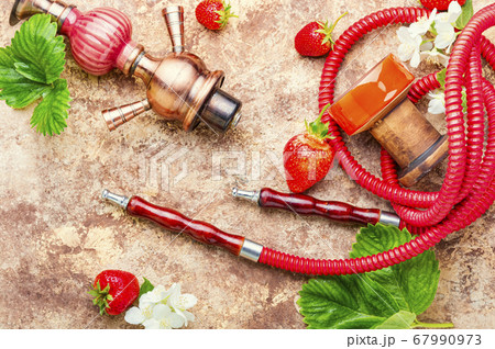 Hookah with strawberries 67990973