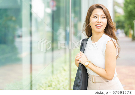 休日の外出を楽しむ若い女性【夏】 67991578