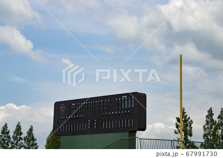 野球のスコアボードと黄色のポール 野球のスコアボードと黄色のポール 67991730