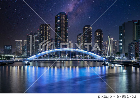 都市風景　タワーマンションと永代橋　夜空の合成 67991752