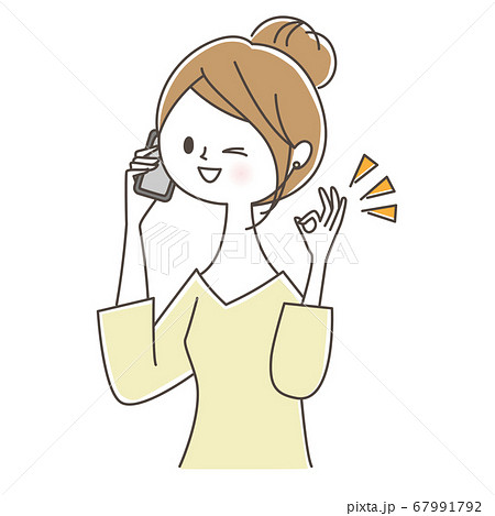 スマホで話しながらOKサインを出す女性 スマホで話しながらOKサインを出す女性 67991792