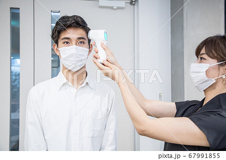 電子体温計で検温 67991855