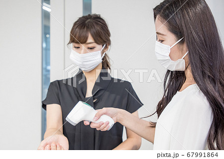 電子体温計で検温 67991864