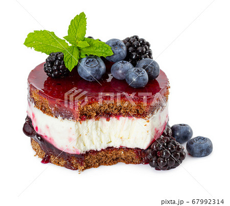 Cheesecake with fresh berries   67992314