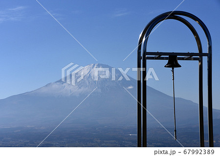 誓いの丘　富士山　誓いの鐘 67992389