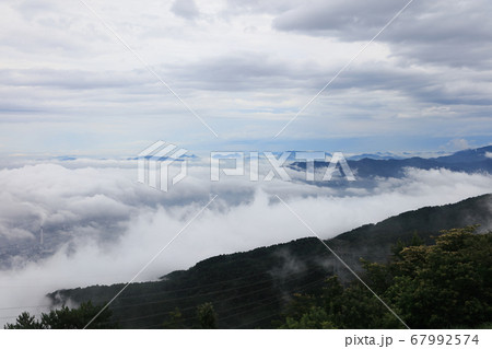 翠波峰から見る大谷山と讃岐の山々。雲の下に製紙工場の煙突が見える。 翠波峰から見る大谷山と讃岐の山々。雲の下に製紙工場の煙突が見える。 67992574