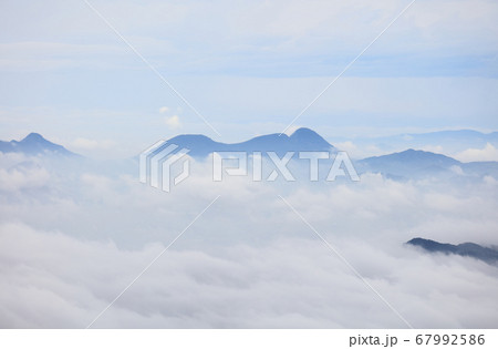 翠波峰から雲海に浮かぶ善通寺五岳(我拝師山、中山、火上山)を見る。 翠波峰から雲海に浮かぶ善通寺五岳(我拝師山、中山、火上山)を見る。 67992586