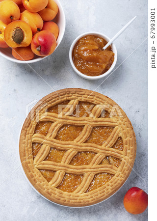 Sweet crust cake with apricots Sweet crust cake with apricots 67993001