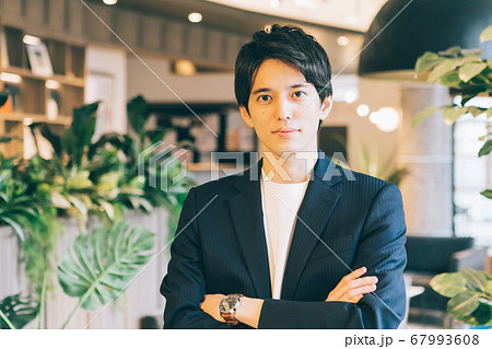 カメラ目線の若い男性（ビジネスマン）の写真素材 [67993608] - PIXTA