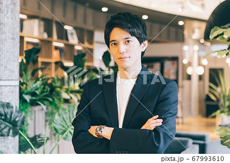 カメラ目線の若い男性（ビジネスマン） 67993610