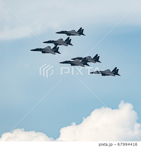【シンガポール】独立記念日のF-15戦闘機のフォーメーション飛行 【シンガポール】独立記念日のF-15戦闘機のフォーメーション飛行 67994416