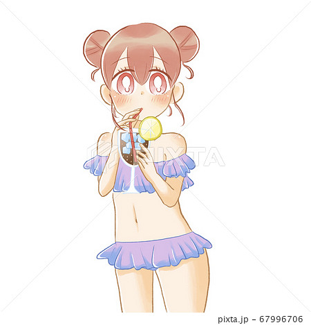レモン付きコーラのグラスを持っている水着の女性 67996706