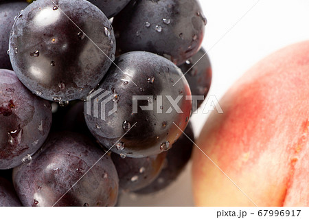ぶどう(種無しピオーネ)のアップ。横には桃。 ぶどう(種無しピオーネ)のアップ。横には桃。 67996917