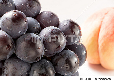 ぶどう(種無しピオーネ)のアップ。横には桃。 ぶどう(種無しピオーネ)のアップ。横には桃。 67996920