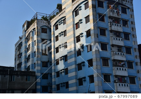バングラデシュの首都のダッカ 水色のマンションと洗濯物が干されたベランダの写真素材