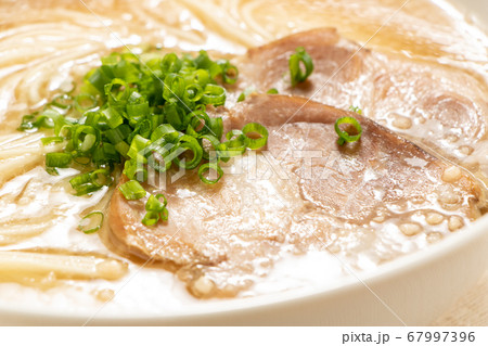 豚骨ラーメンのアップ。具は、チャーシューと青ねぎ。 67997396