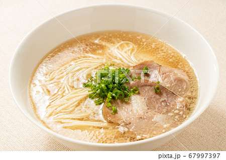 豚骨ラーメン(細ストレート麺使用)。具は、チャーシューと青ねぎ。 67997397