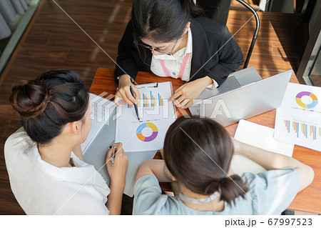 Business woman, teamwork 67997523