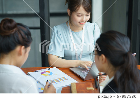 Business woman, teamwork 67997530