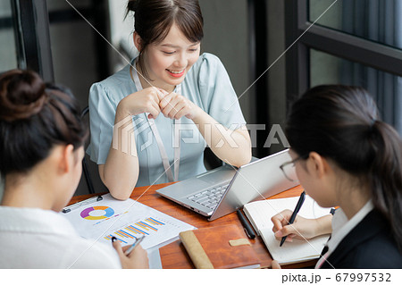 Business woman, teamwork 67997532