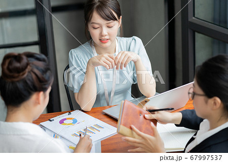 Business woman, teamwork 67997537