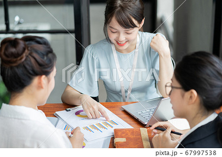 Business woman, teamwork Business woman, teamwork 67997538