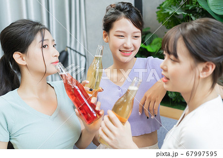 Women party, drinking 67997595