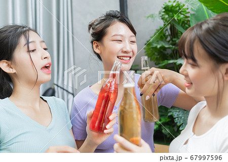 Women party, drinking 67997596